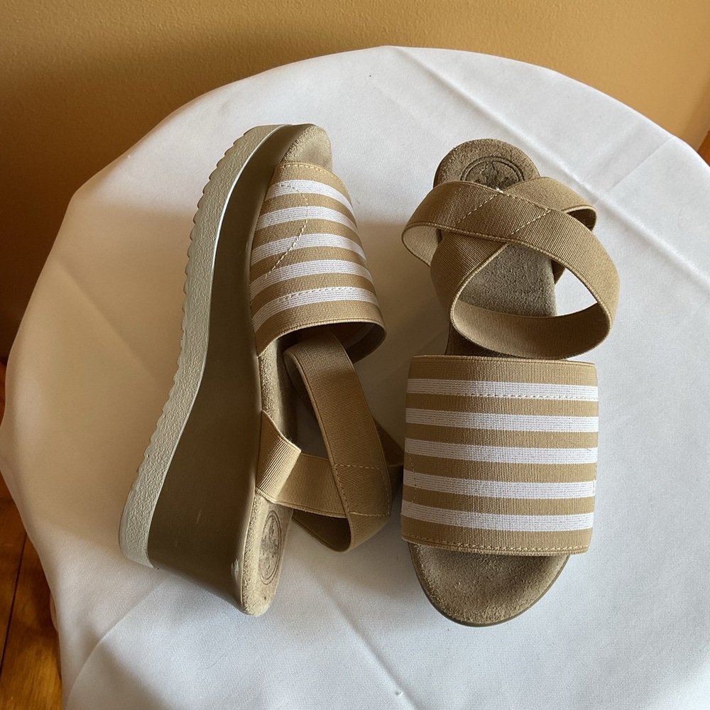 CHARLESTON White & Tan  Sandals size 6
